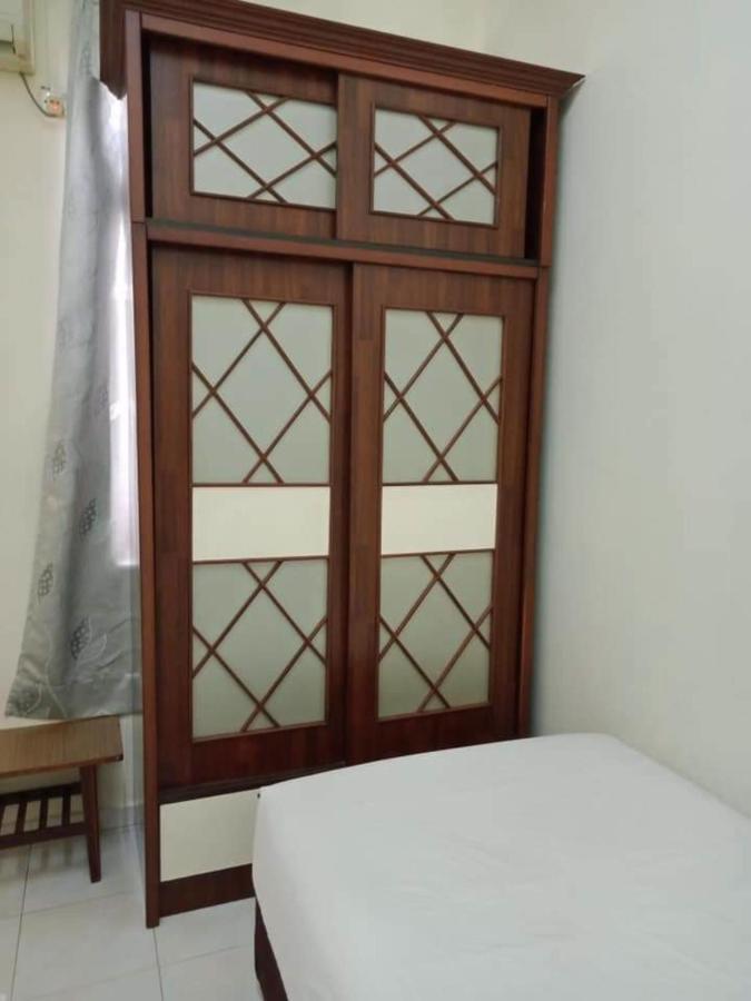 Oyo Home 90419 Sahar Guesthouse Malacca Екстер'єр фото